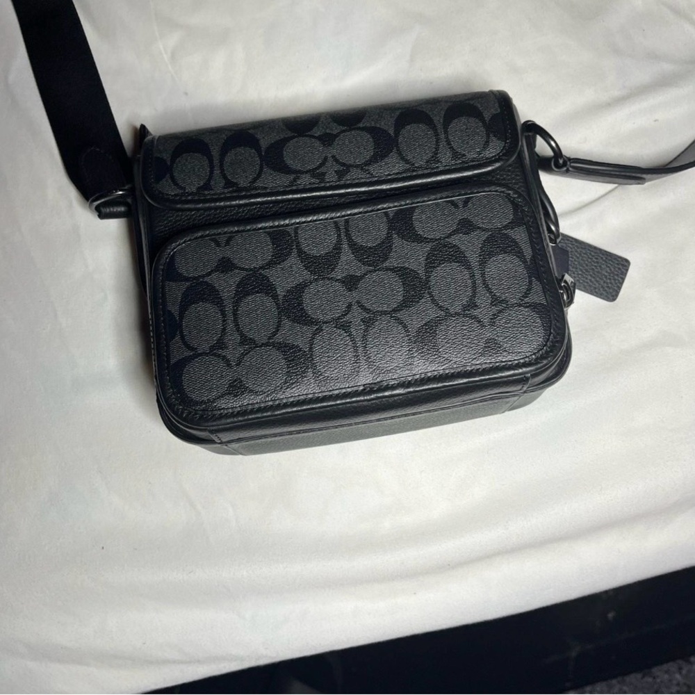 (AUTHENTIC) Black Coach Crossbody Bag great condition